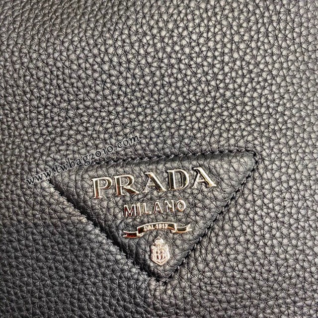 Prada專櫃2023新款女士水桶包 1BE060 普拉達鹿皮紋牛皮抽繩肩背桶包 csp1598